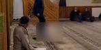 Görüntüler sosyal medyada tepki çekti!  Kur'an-ı Kerim'i 3 kez öptükten sonra ayağıyla çiğnedi